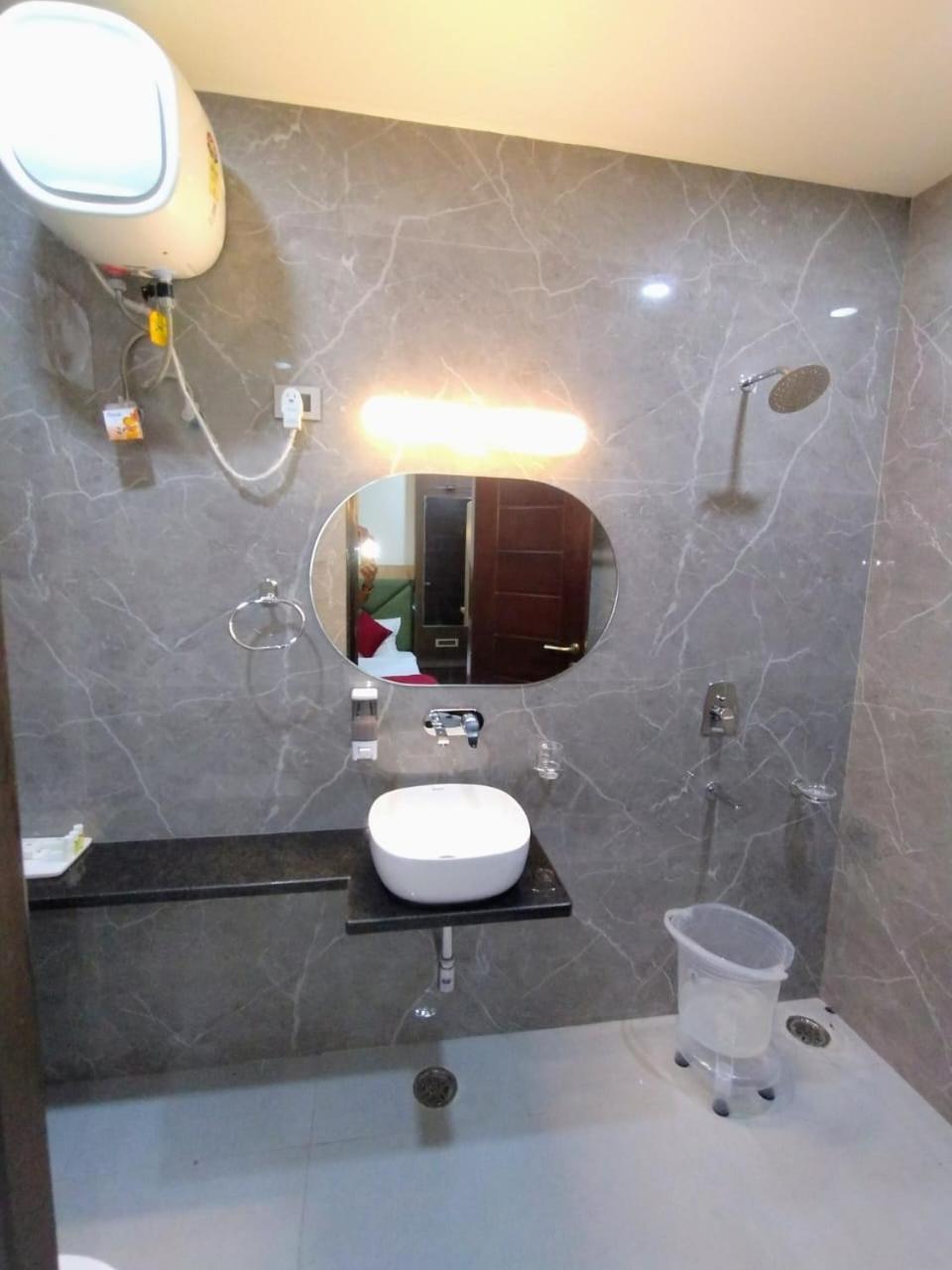 Celebration Guest House Lucknow Esterno foto